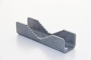 Hot-dip galvanized toothed clamp for pole tubes 89-104 mm